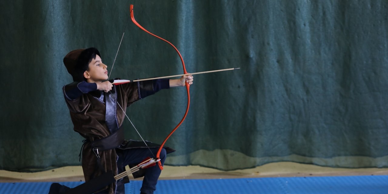 Spor salonuna dönüştürdüğü okulun bodrumunda geleceğin Mete Gazozlarını yetiştiriyor