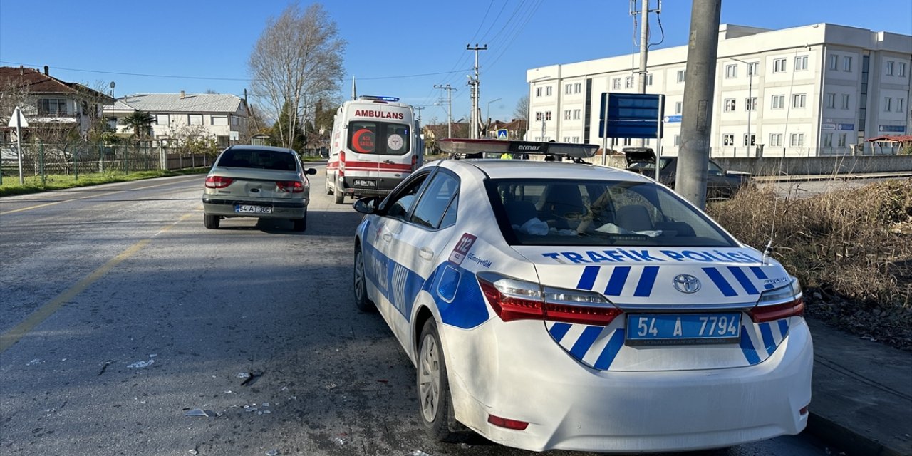 Sakarya'da iki otomobil çarpıştı babaanne ve torunu yaralandı