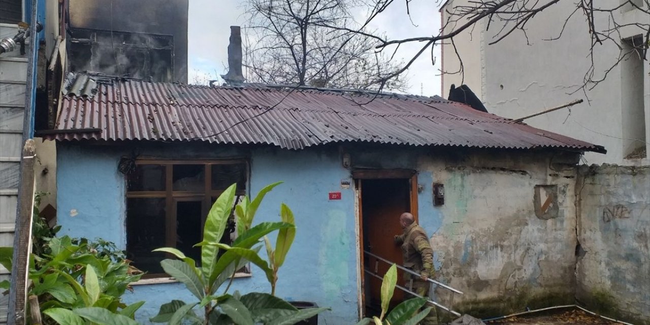 Ümraniye'de eşiyle tartışan kişi evini ateşe verdi