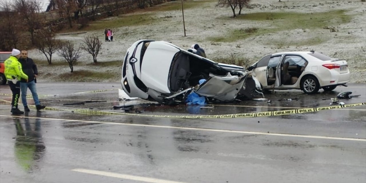 Bingöl'de iki otomobilin çarpıştığı kazada, 1 kişi öldü, 4 kişi yaralandı