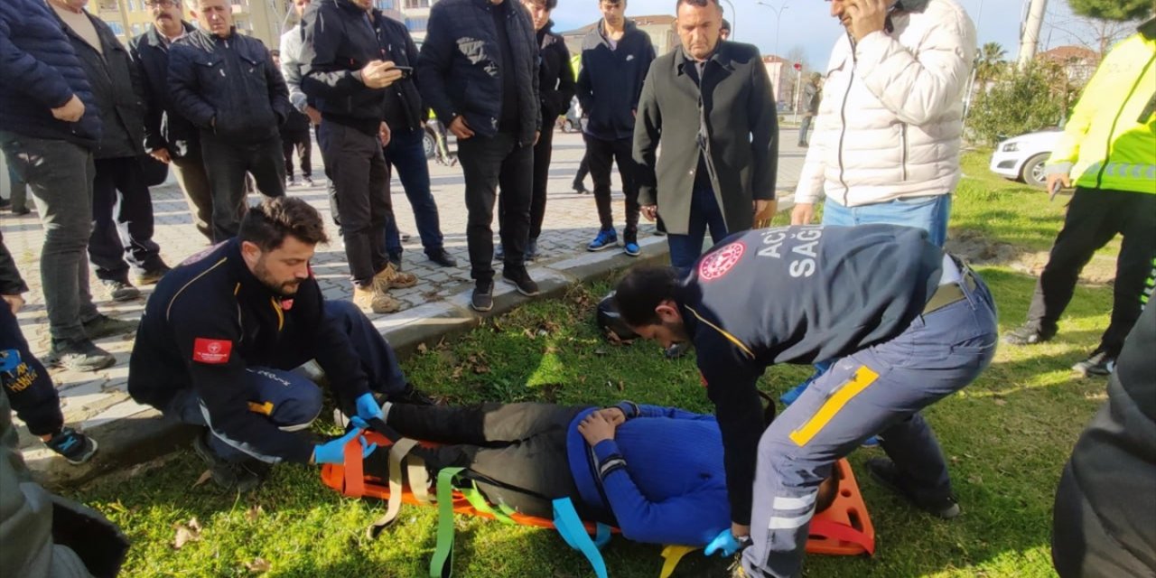 Sakarya'da motosiklete çarpmamak için manevra yaparken devrilen otomobilin sürücüsü yaralandı