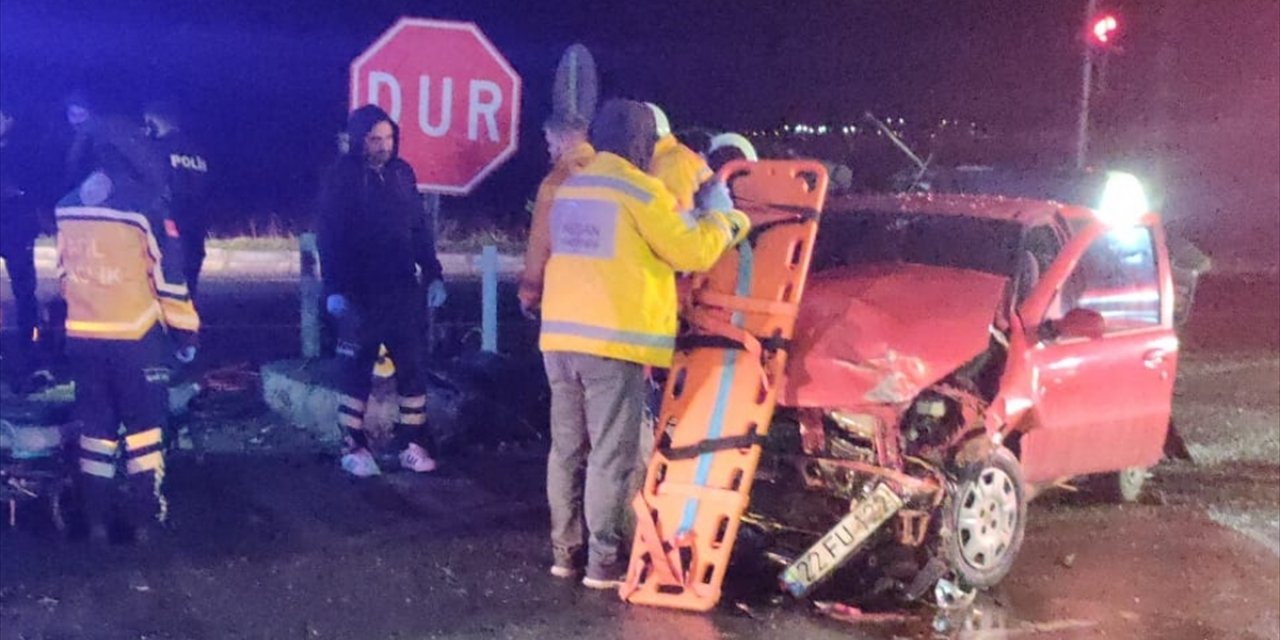 Edirne'de iki otomobilin çarpıştığı kazada 1 kişi öldü, 5 kişi yaralandı