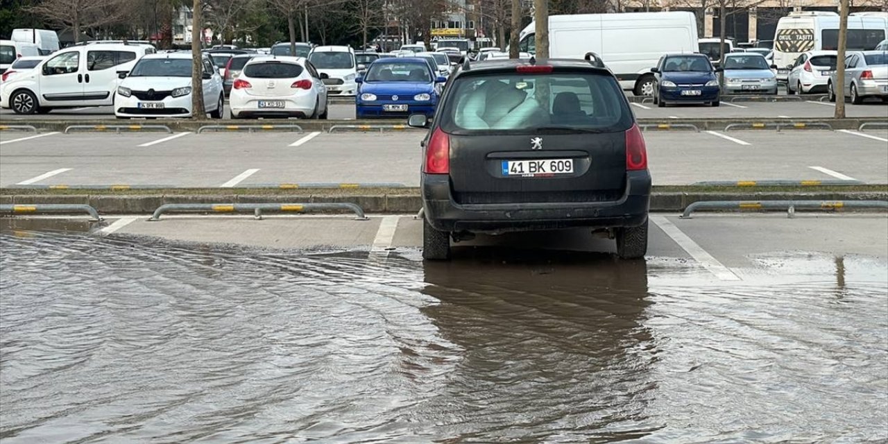 Kocaeli'de fırtına nedeniyle deniz taştı, otomobillerin üzerine ağaç devrildi