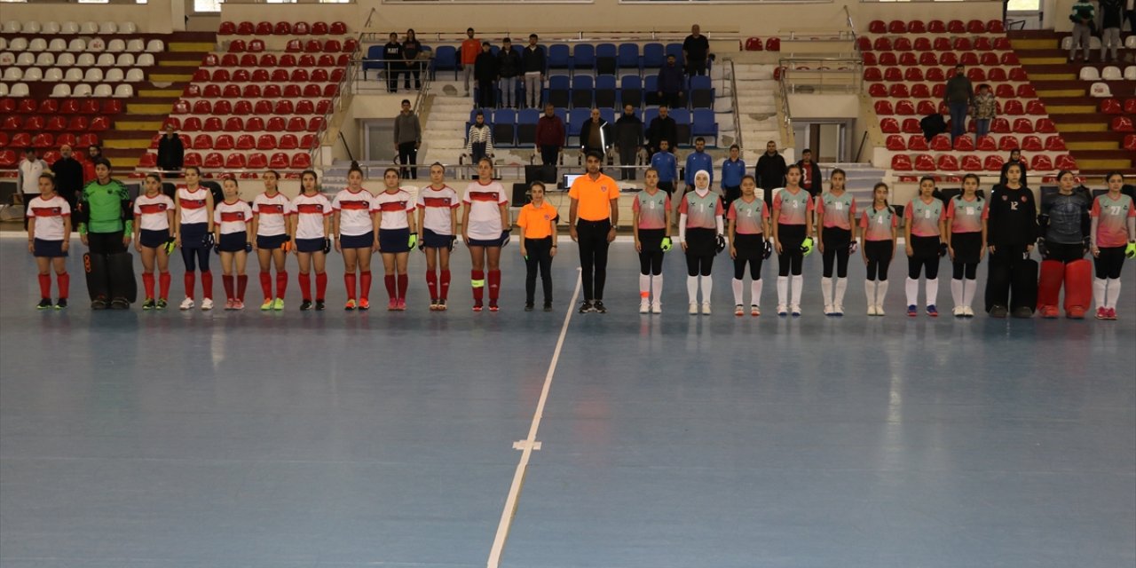 Amasya'da hokey sporcuları, şehit askerler için saygı duruşunda bulundu