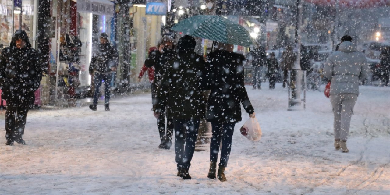 Kars'ı Iğdır ile Ardahan'a bağlayan kara yolları kar ve tipi nedeniyle tır trafiğine kapatıldı