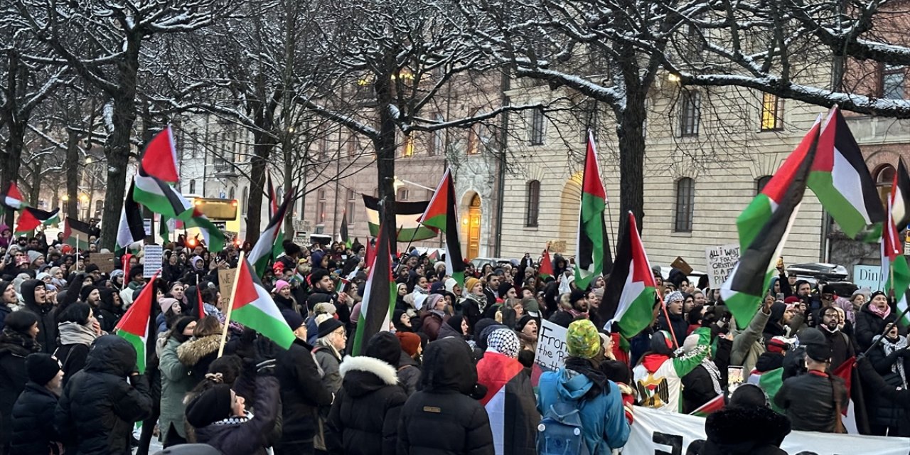 İsveç'te İsrail  Büyükelçiliği önünde İsrail'in Gazze saldırıları protesto edildi