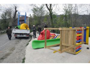 Yıkılan çocuk parkını belediye yeniledi