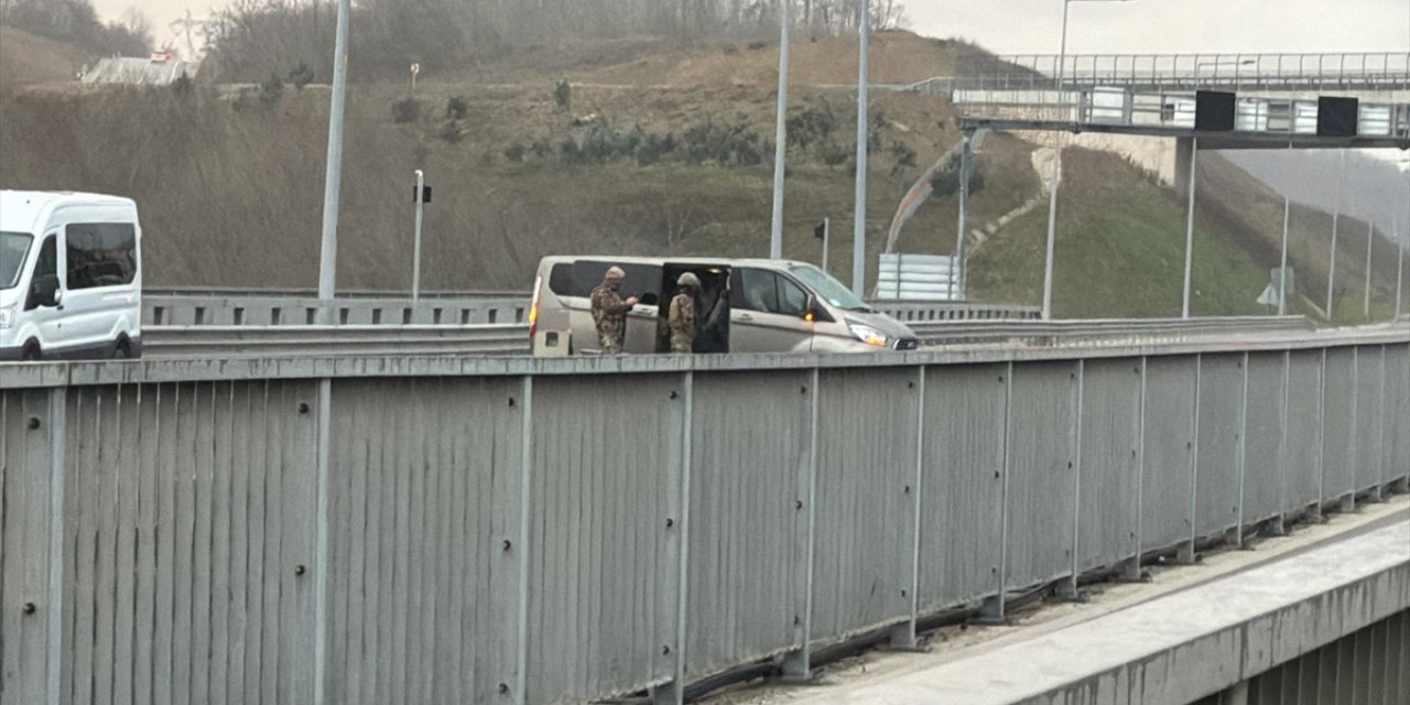 Kocaeli'de otoyolda bir tır sürücüsünün rehin alındığı ihbarı ekipleri harekete geçirdi