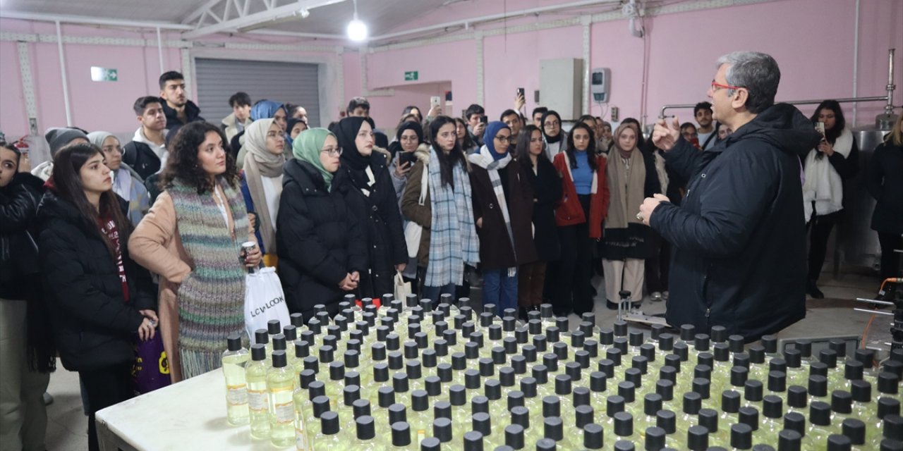 Geleceğin eczacıları, Iğdır'daki kozmetik üretim tesislerinde mesleki tecrübe kazanıyor