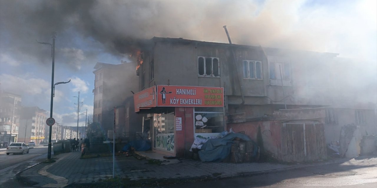 Sivas'ta iki katlı evin çatısında çıkan yangın hasara yol açtı