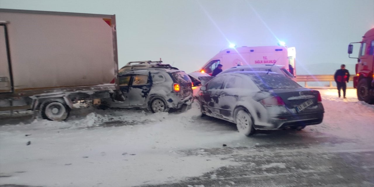 Kars'ta zincirleme trafik kazasında 4 kişi yaralandı