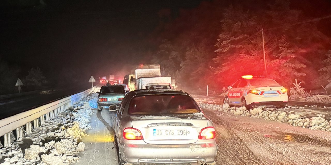 Kastamonu'da kar yağışı nedeniyle araçlar yolda kaldı