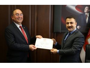 Artvin Belediye Başkanı Demirhan Elçin, mazbatasını aldı