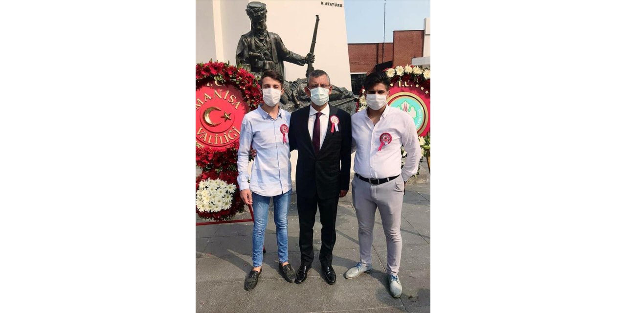 CHP Genel Başkanı Özel şehit Budak ile olan fotoğrafını paylaştı