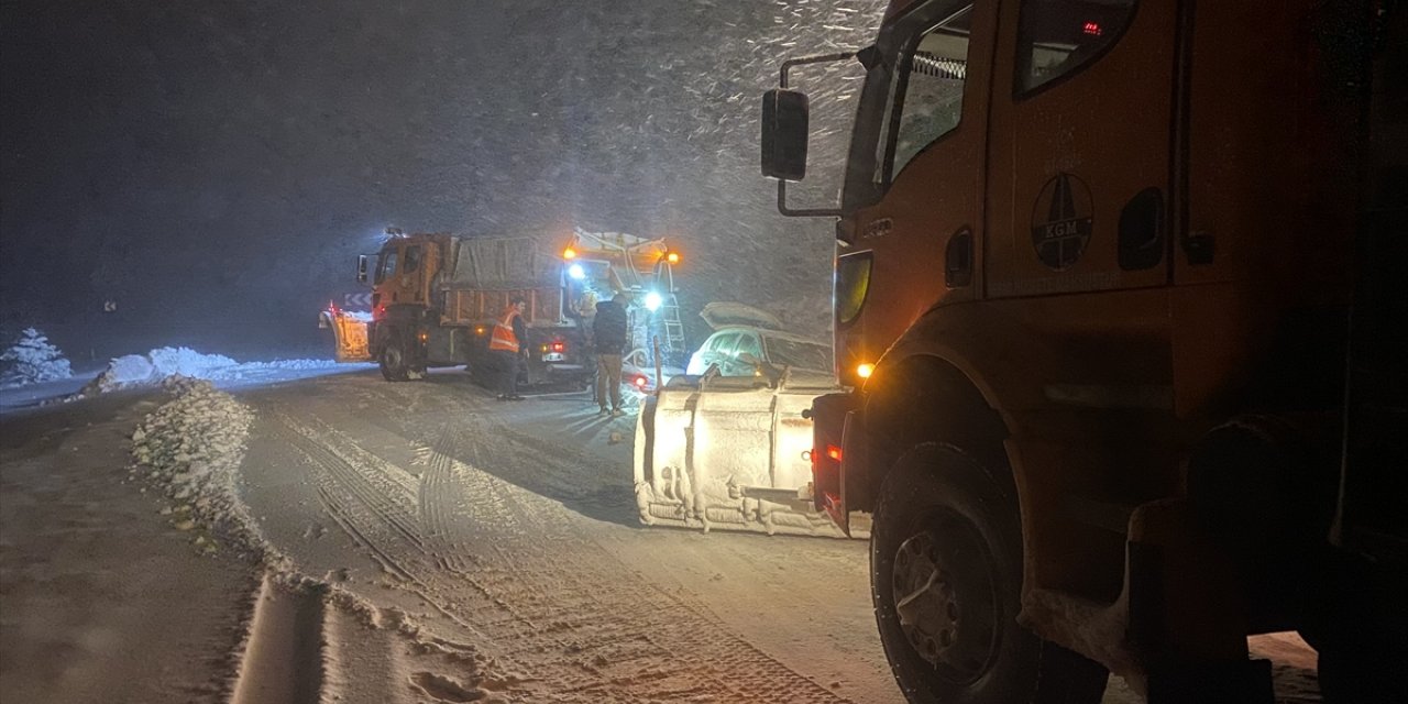 Kastamonu'da kar yağışı etkili oluyor