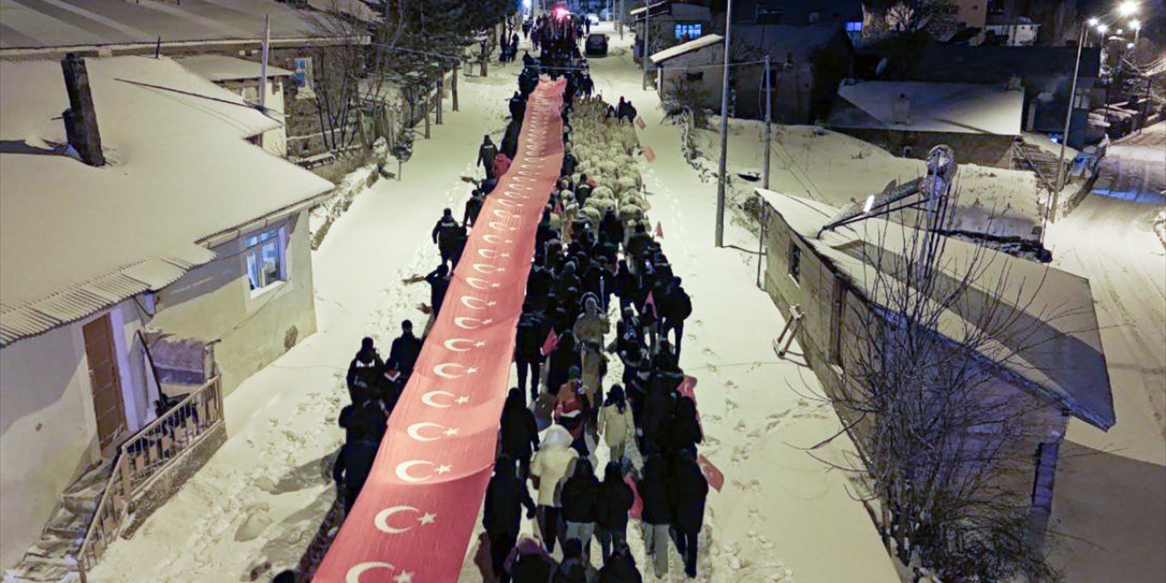 Erzurum'da Sarıkamış şehitleri anısına fener alayı düzenlendi