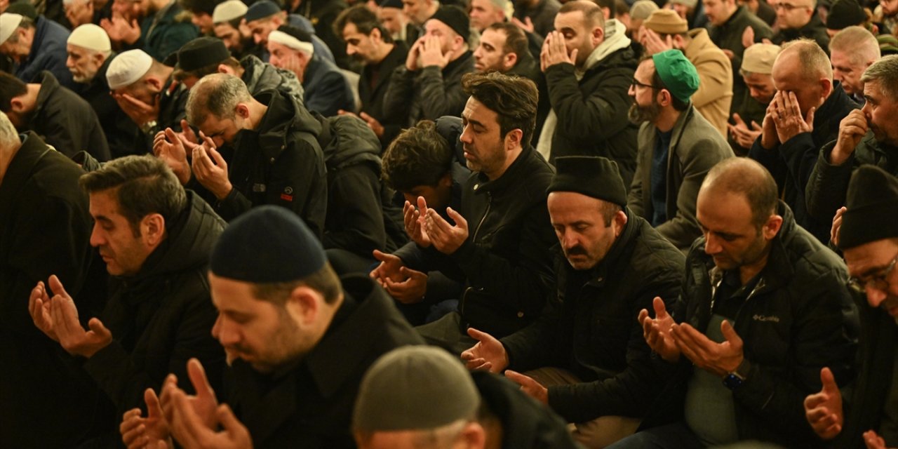 İstanbul’daki camilerde şehit Mehmetçikler için dua edildi