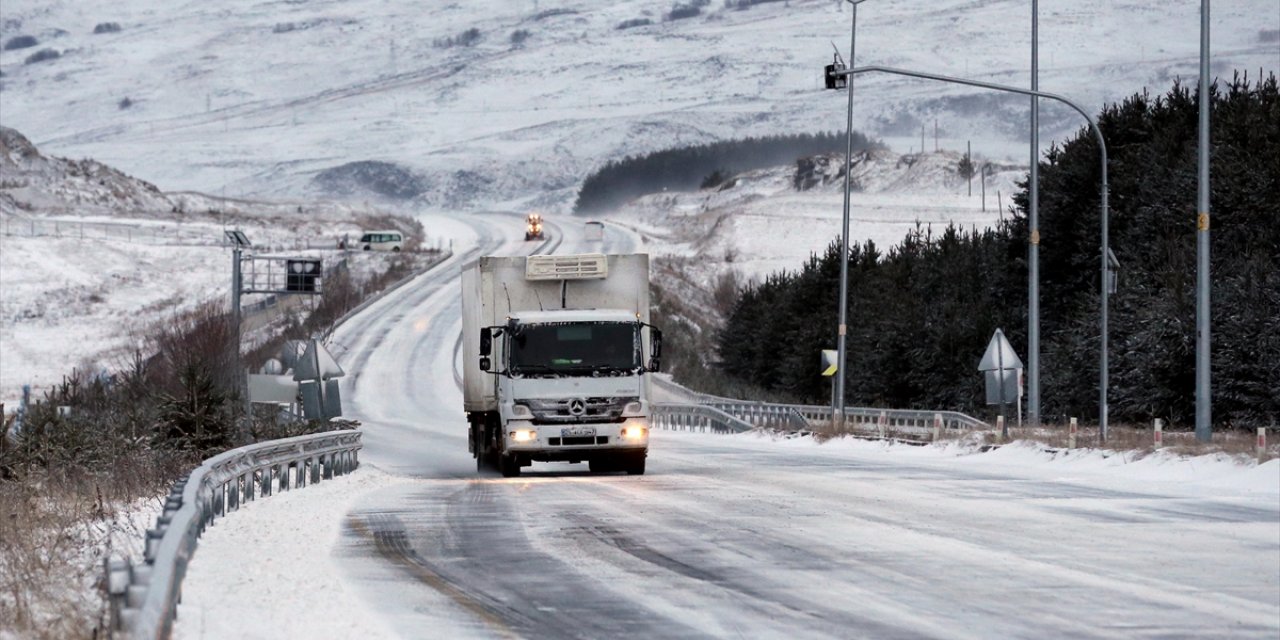 Kars ve Ardahan'da kar etkili oluyor