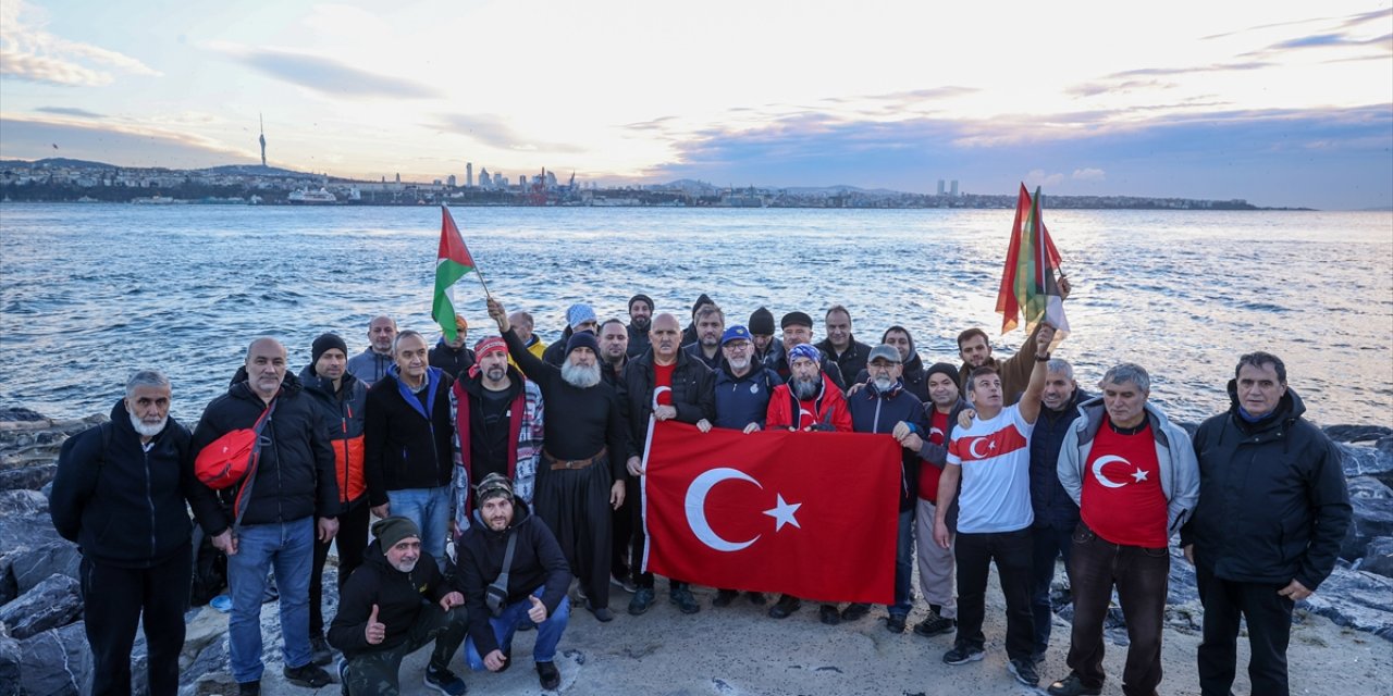 İstanbul'da bir grup yüzücü İsrail'i protesto etmek için kulaç attı