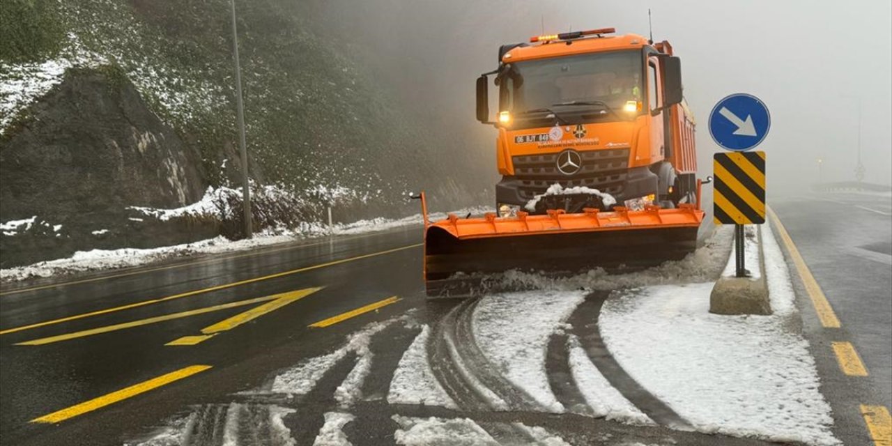 Karın etkili olduğu Bolu Dağı güzergahında küreme ve tuzlama çalışması yapılıyor