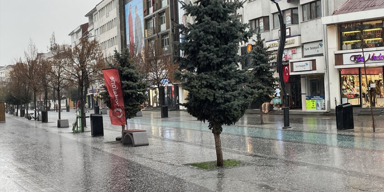 Karabük'ün yüksek kesimlerinde kar, kent merkezinde sağanak etkili oldu