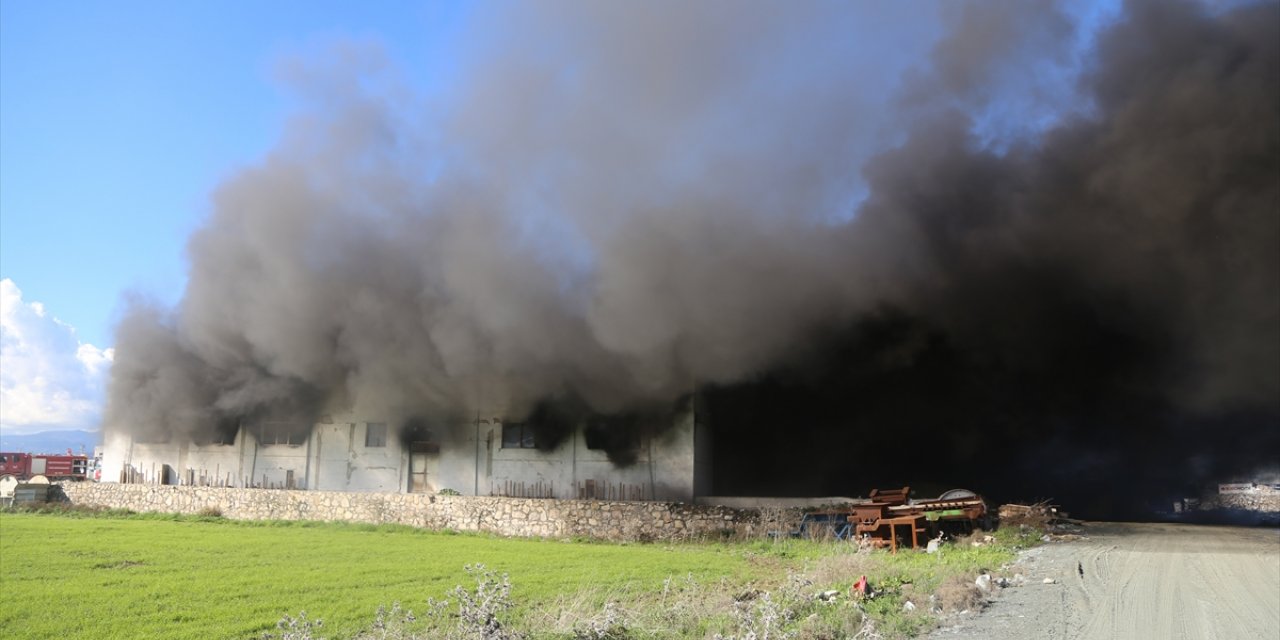 Hatay'da mobilya fabrikasında çıkan yangına müdahale ediliyor