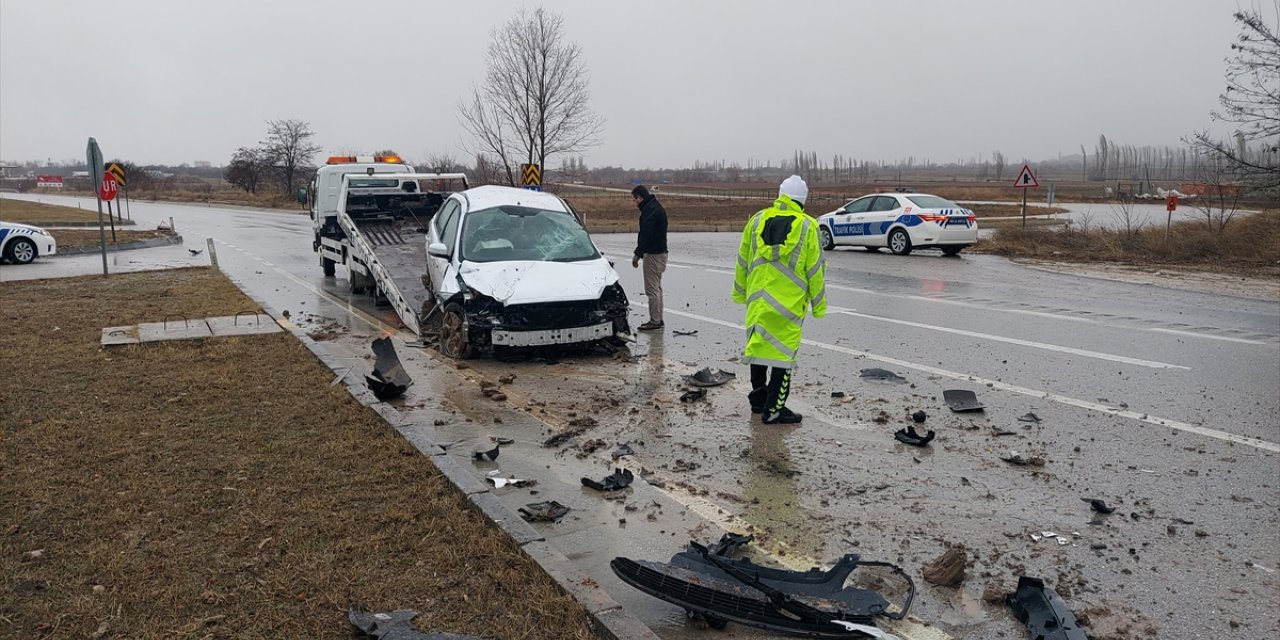 Amasya'da refüje çarpan otomobildeki 5 kişi yaralandı