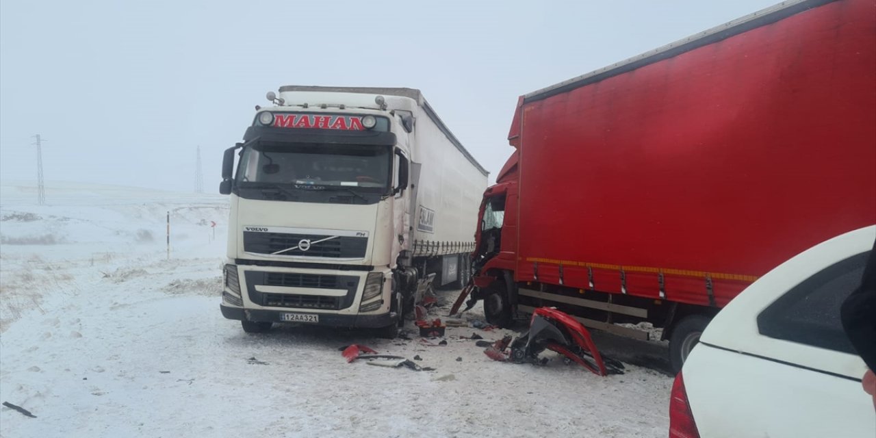 Erzurum'da tırla çarpışan kamyonun sürücüsü yaralandı