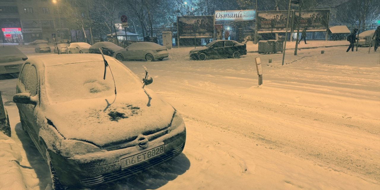 Erzurum'da yoğun kar yağışı ve tipi etkili oluyor