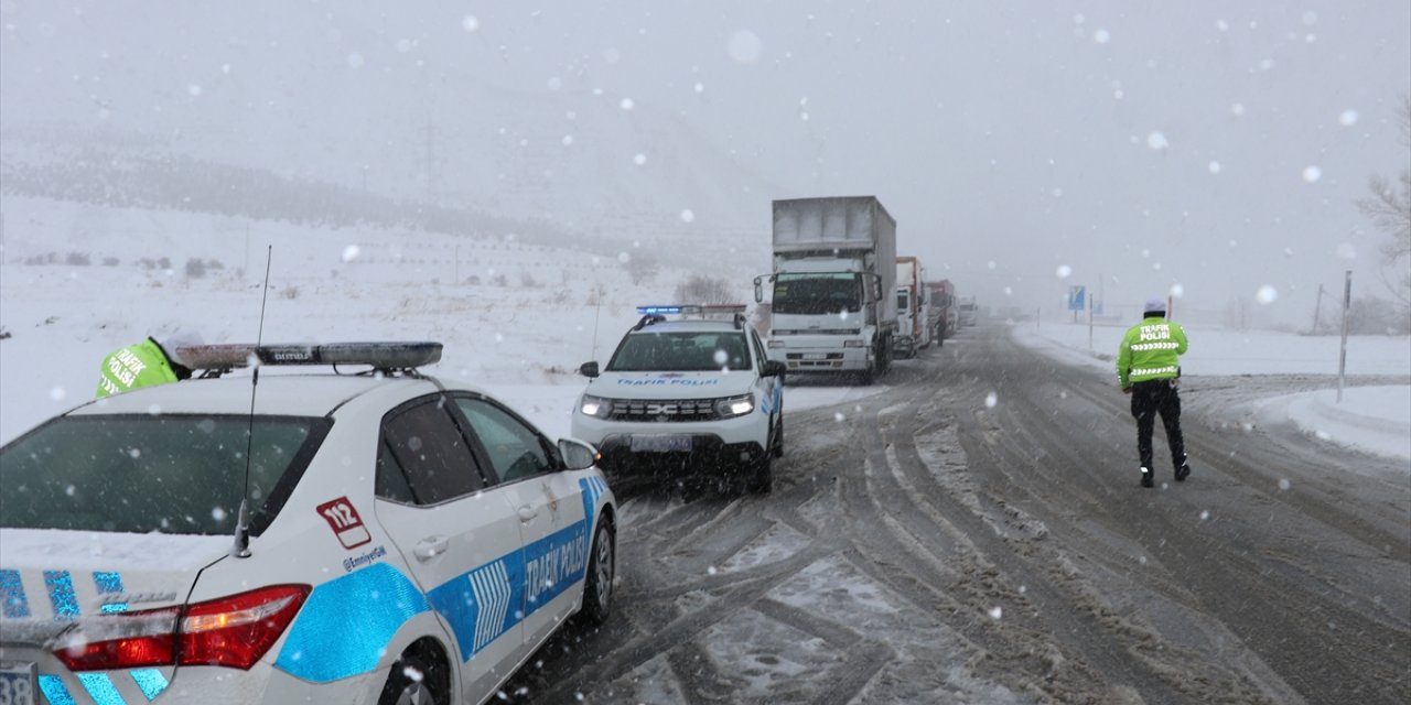 Erzincan'da kar ve tipi nedeniyle ulaşım güçlükle sağlanıyor