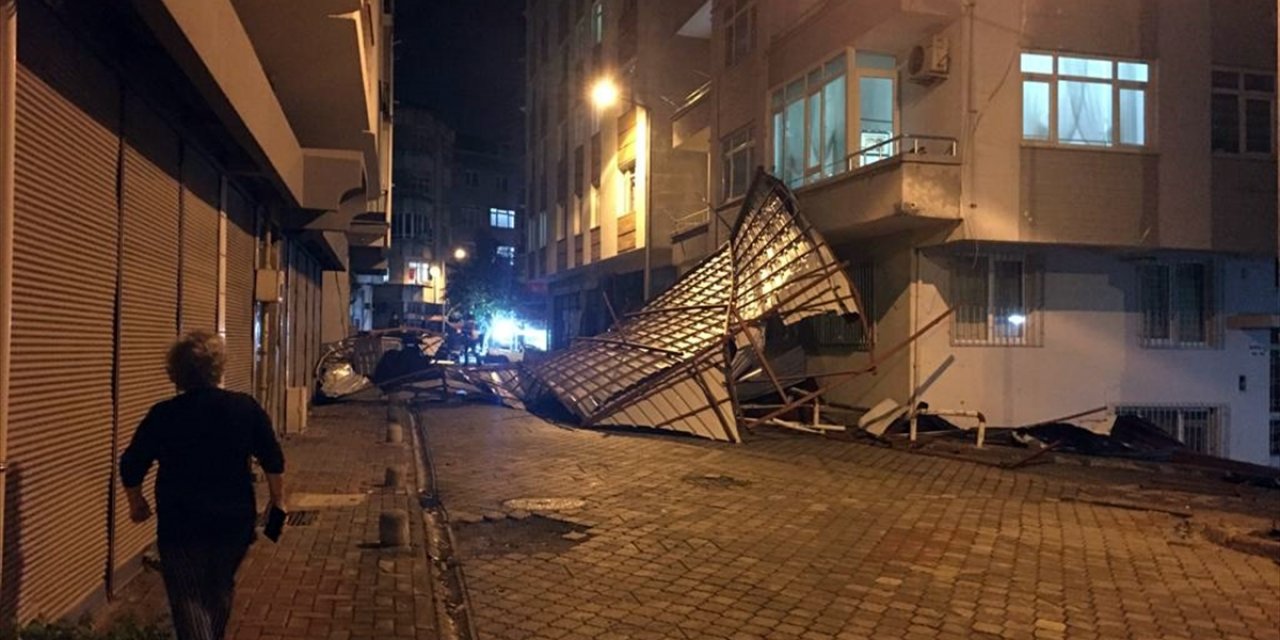 Samsun'da şiddetli rüzgar nedeniyle bazı evlerin çatıları ve araçlar zarar gördü