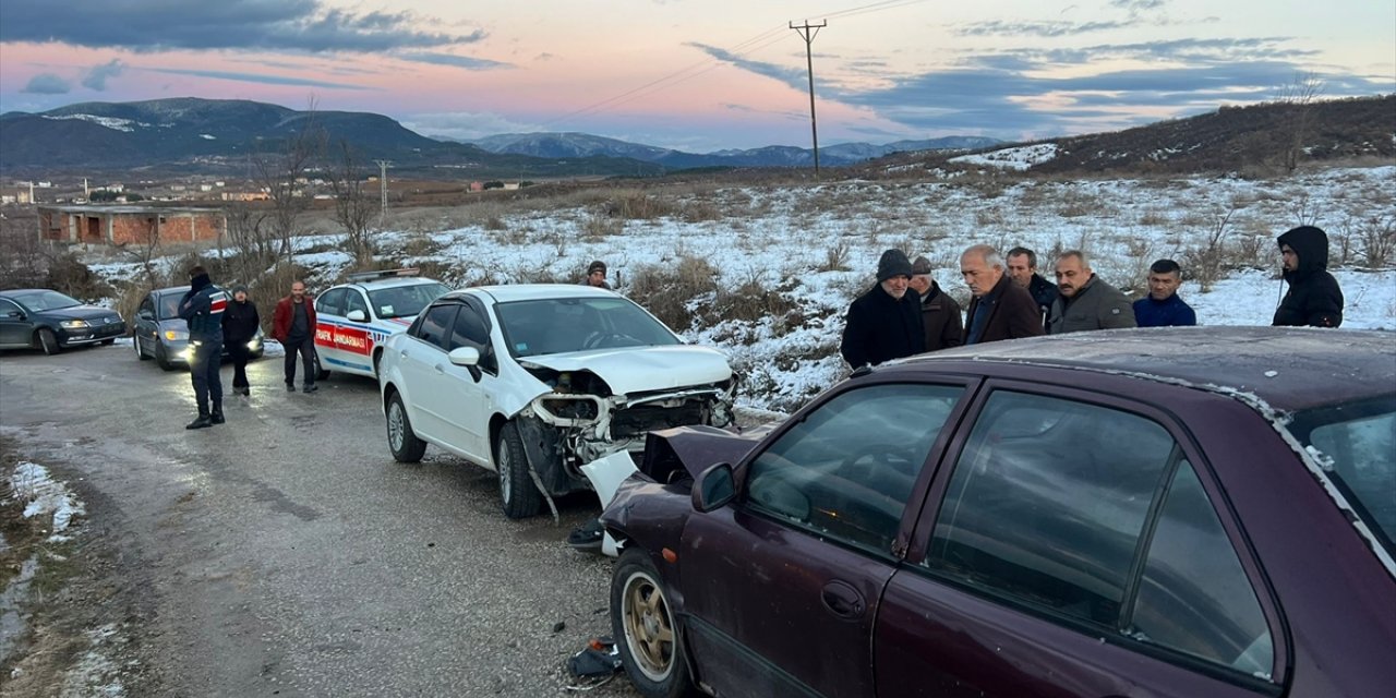 Sinop’ta iki otomobilin çarpıştığı kazada 9 kişi yaralandı