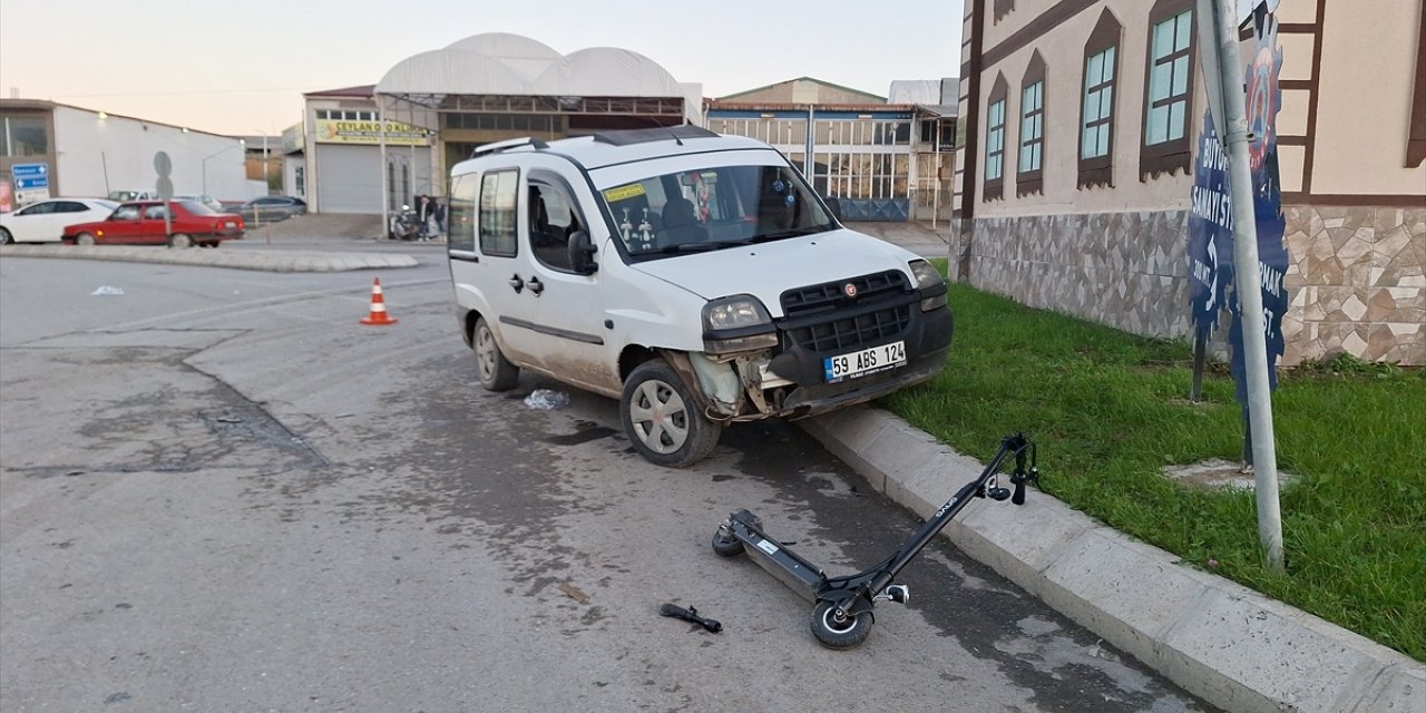 Samsun'da hafif ticari araçla scooter çarpıştı 2 kişi yaralandı