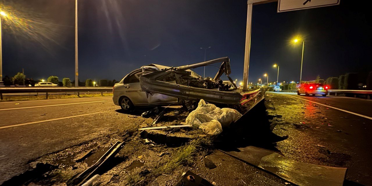 Düzce'de bariyere çarpan otomobildeki 2 kişi yaralandı