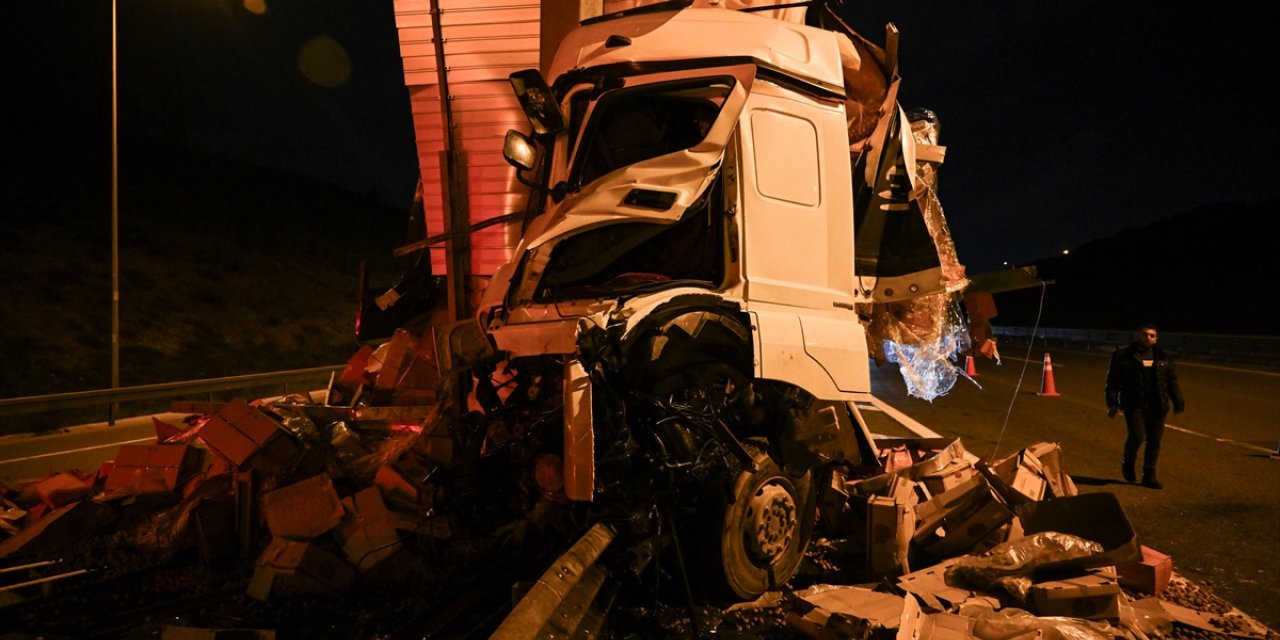 Pendik TEM Otoyolu'nda kaza yapan tırın sürücüsü yaralandı