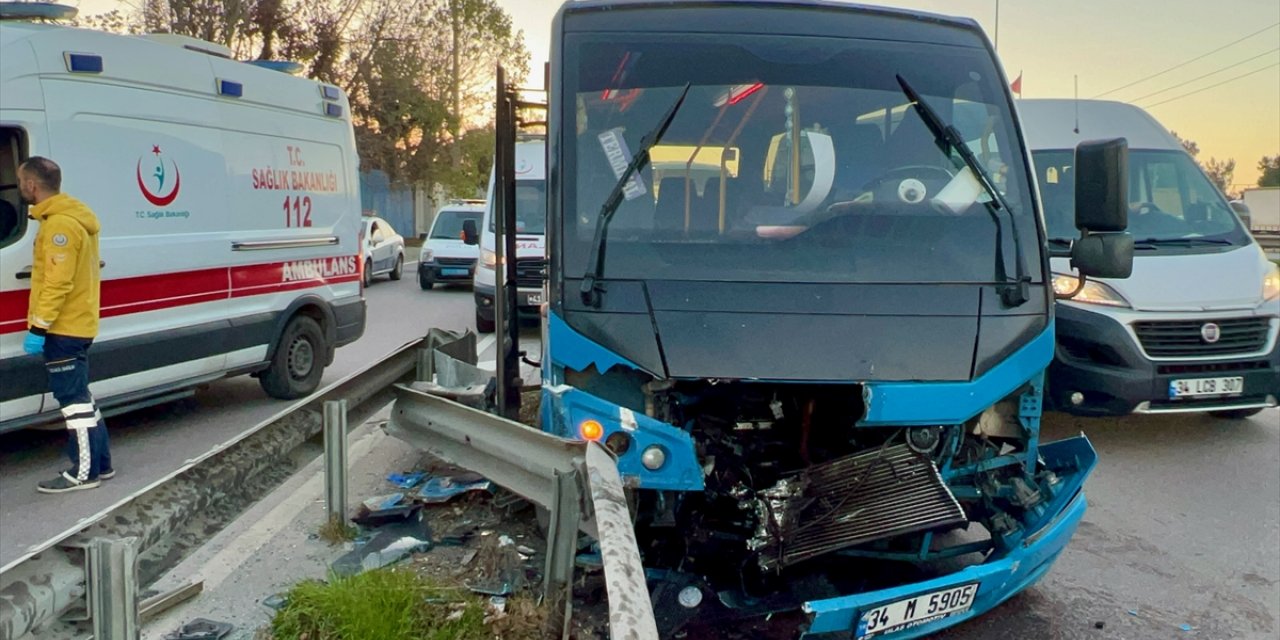 Kocaeli'de bariyere çarpan minibüsteki 15 yolcu yaralandı