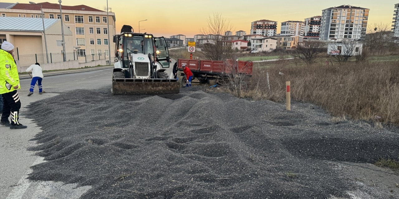 Edirne'de devrilen 5 ton ayçiçeği yüklü traktör römorku trafiği aksattı