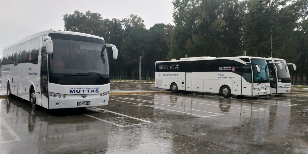 Muğla'da otobüs şoförünün seyir halinde mesajlaşması yolcu tarafından görüntülendi