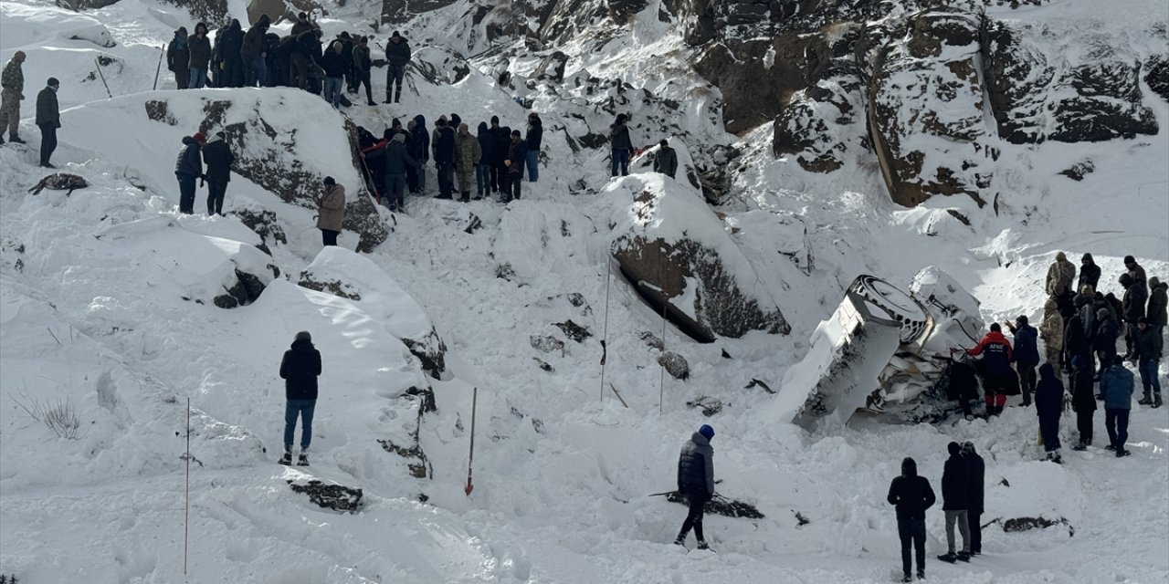 GÜNCELLEME 3 - Ağrı'da yol açma çalışması yapan iş makinesi uçuruma yuvarlandı, 4 kişi öldü