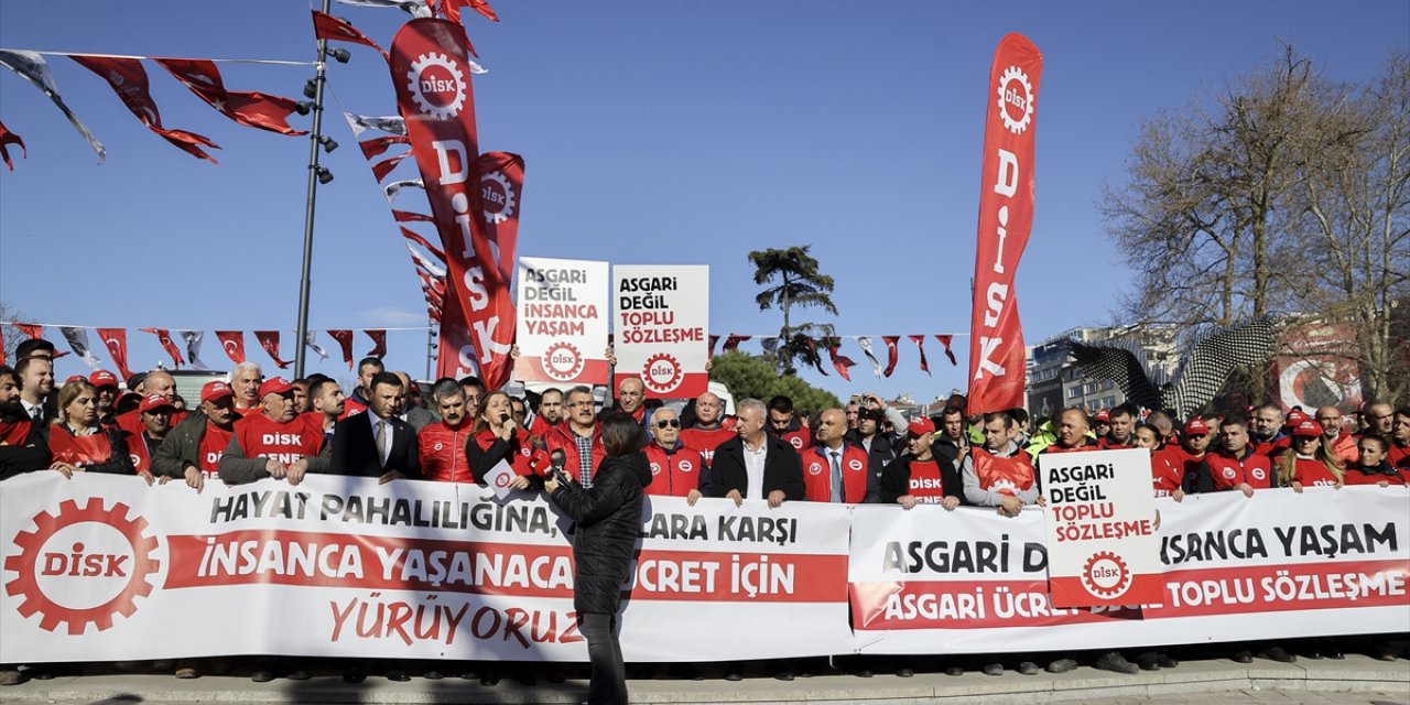 DİSK vergide adalet talebiyle Beşiktaş'ta basın açıklaması yaptı