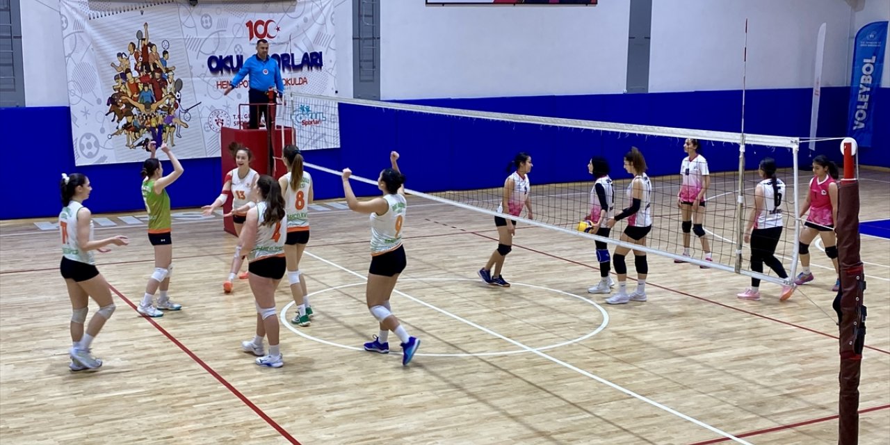 Okul Sporları Voleybol Gençler A Yarı Finalleri Kırşehir'de başladı