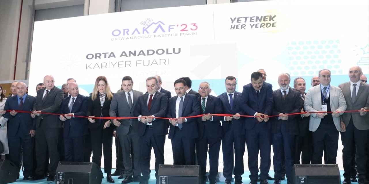 Kayseri'de "Orta Anadolu Kariyer Fuarı" açıldı