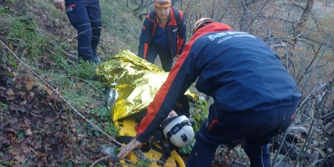 İzmir'de ormanda mahsur kalan kadın helikopterle kurtarıldı