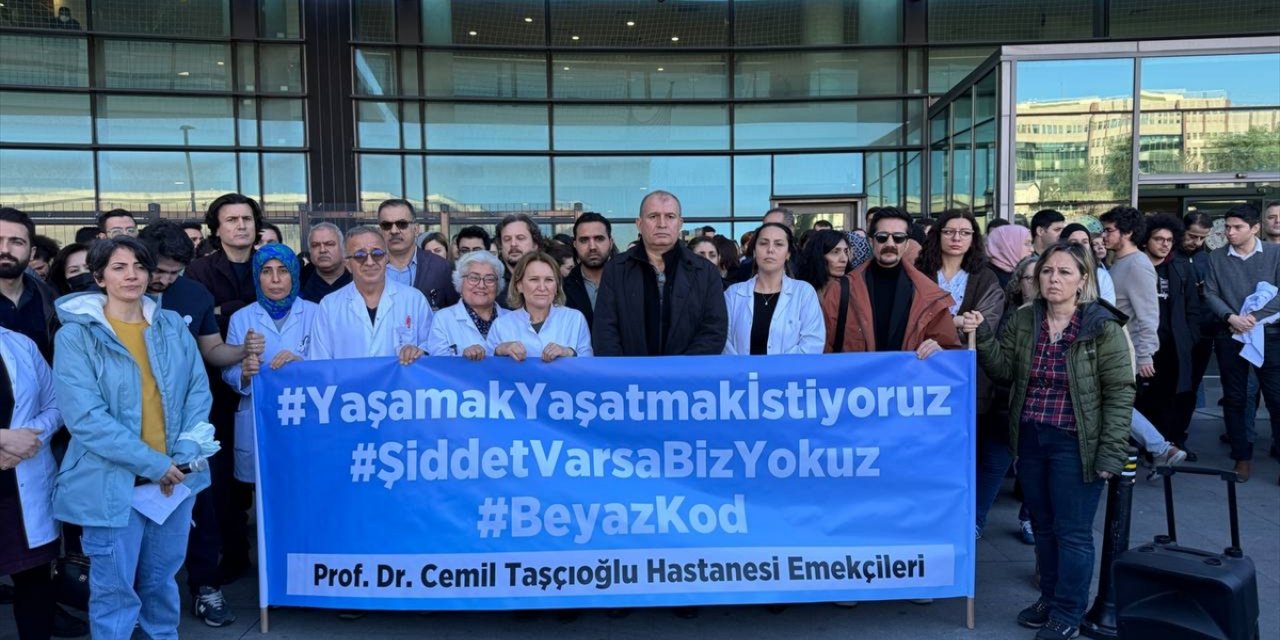 Şişli'de hastanede bir doktorun darbedilmesi meslektaşlarınca protesto edildi