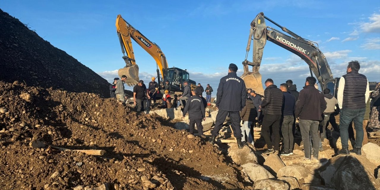 Diyarbakır'da çöken istinat duvarının altında kalan 2 işçiden 1'i kurtarıldı