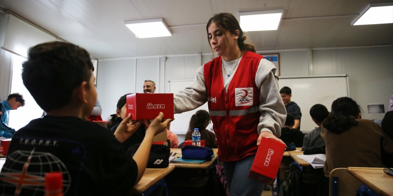 Türk Kızılaydan konteynerde eğitim gören depremzede öğrencilere ikram