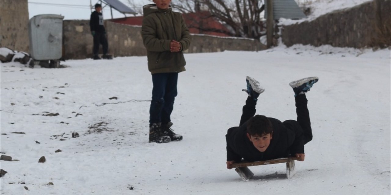 Kars'ta "kar tatilini" fırsat bilen çocuklar kızakla kaydı