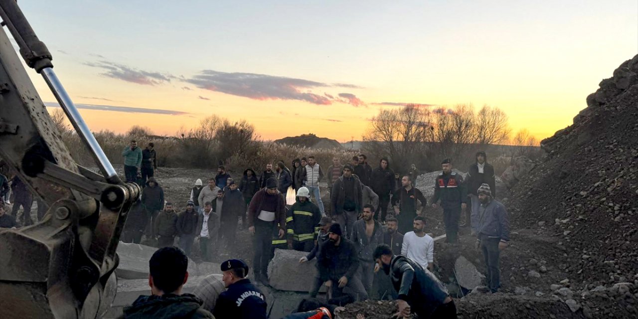 GÜNCELLEME - Diyarbakır'da çöken istinat duvarının altında kalan 2 işçiden 1'i kurtarıldı, diğerinin cansız bedenine ulaşıldı