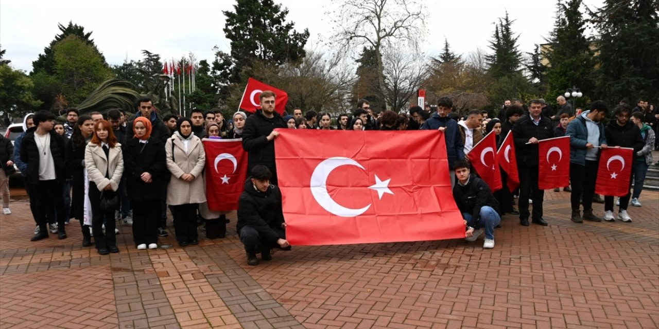 Trabzon'da akademisyenler ve üniversite öğrencileri şehitleri andı