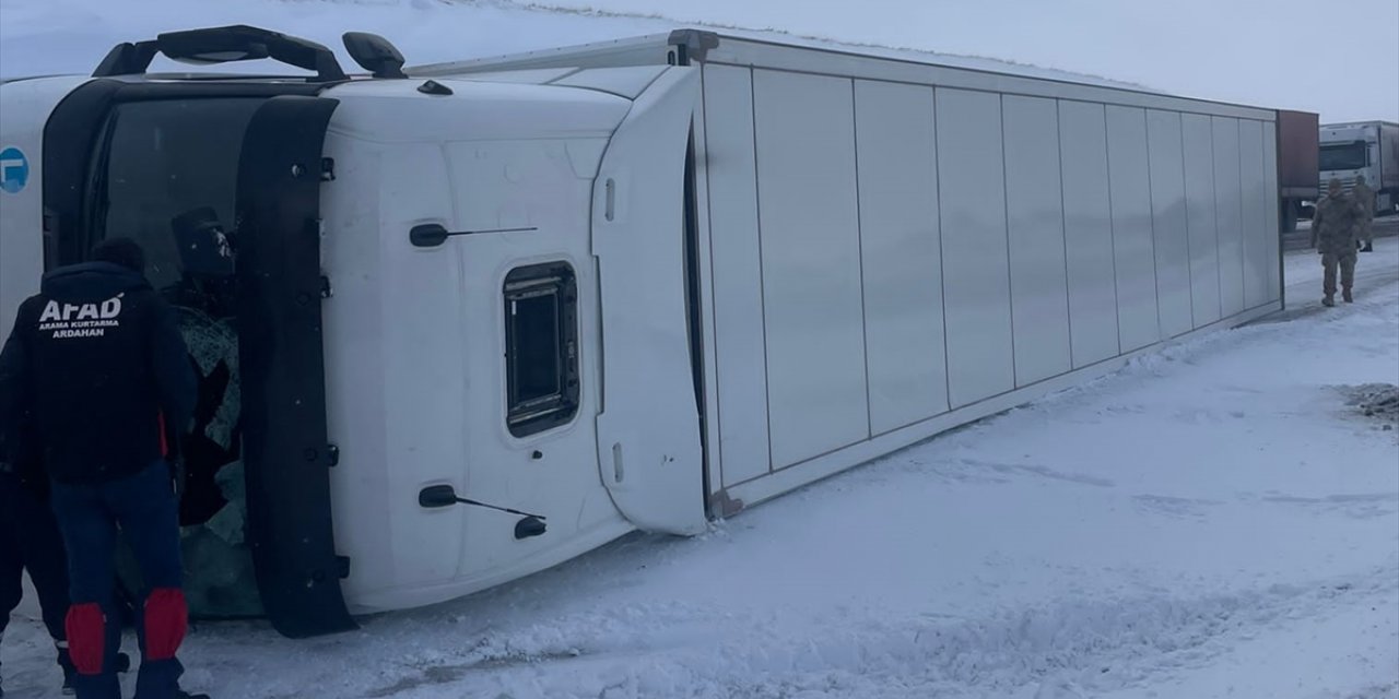 Ardahan'da devrilen tır, ulaşımı aksattı